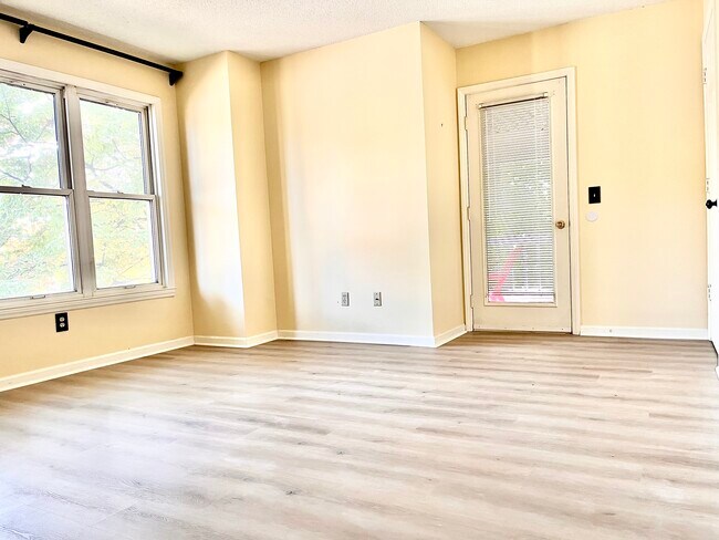 primary bed room opens to balcony - 245 Oakwood Ct