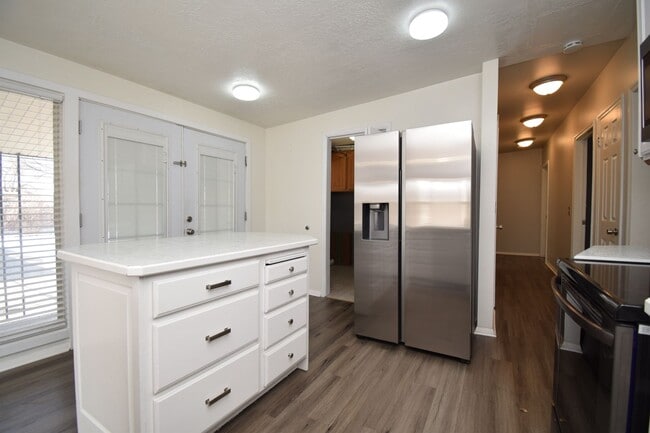 Building Photo - Updated and Charming 3 Bed Home with Fiber Internet & New Appliances!!!