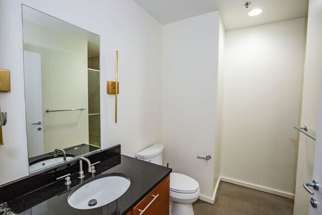 Building Photo - Stunning Modern 2Bdm 1Ba High-Rise Condo L...