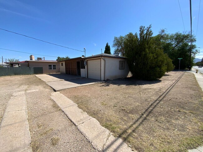 Building Photo - 2 Bedroom Single Story Home Available Near...