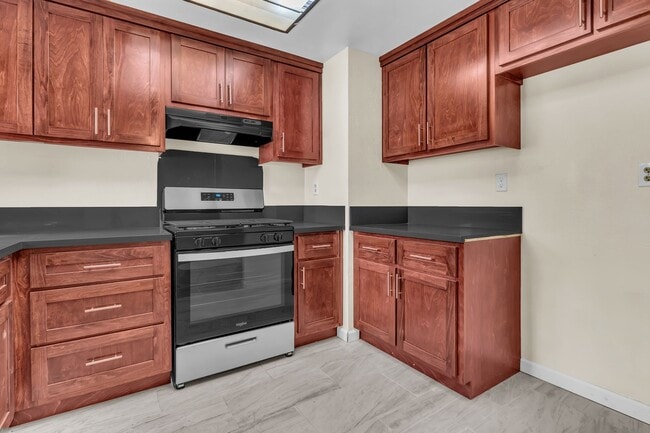 Building Photo - 1688 Bruin St