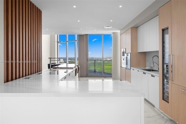 Building Photo - 15701 Collins Ave