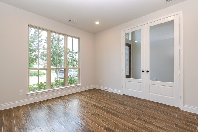 Building Photo - 3410 Willow Cres Ct