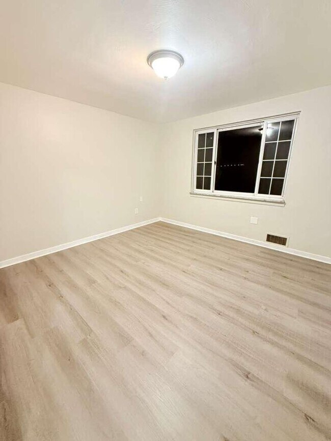 Building Photo - Spacious and beautifully updated 4-bedroom, 2-bath