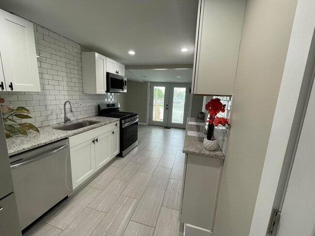 Building Photo - Renovated 2BR Home + Bonus Room