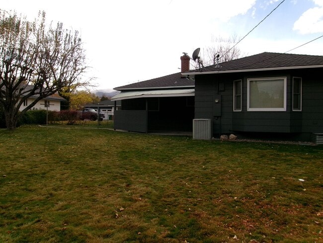Building Photo - Beautiful 3 bedroom, 2 bath home w/4-car t...