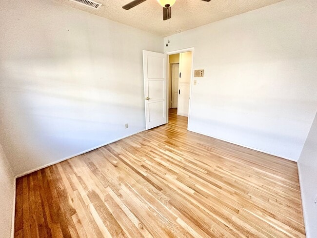 Building Photo - 3 Bedroom 2 Bathroom Lakewood House with Private Backyard down the street from Lakewood High School