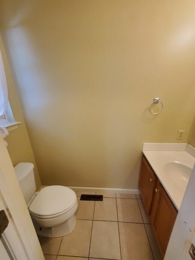 Building Photo - 667 Walnut Tree Dr