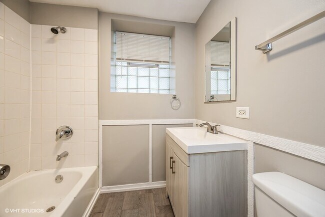 Building Photo - 1422 S Avers Ave