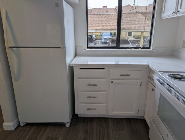 Building Photo - Completely remodeled and updated condo close to Fresno State and shopping. *Ask about the Move-in...