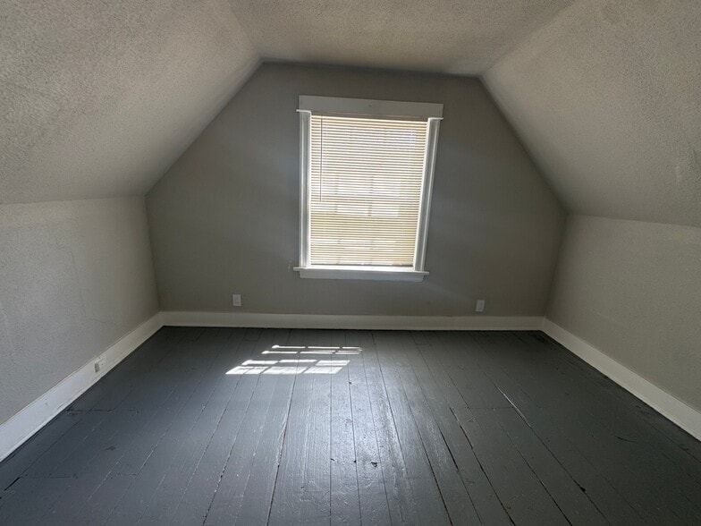 Building Photo - 265 W 107th St