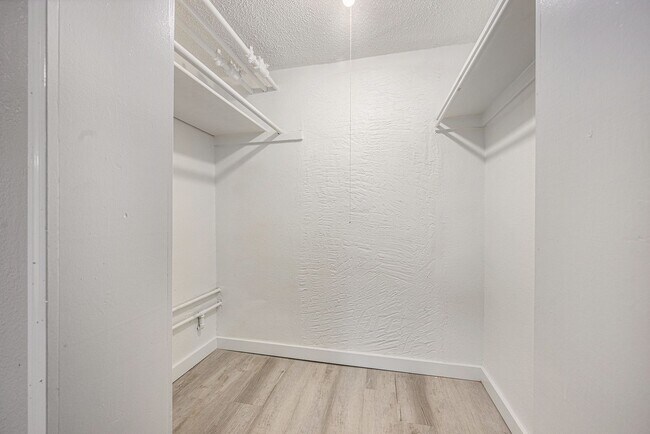 Building Photo - Spacious 1/BR Lower Level Unit- $799- Off ...