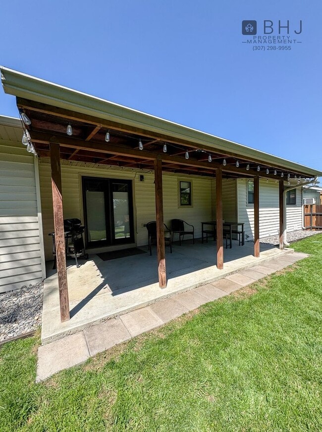 Building Photo - Dog Friendly 2 bed/ 1 bath HOUSE for Rent!
