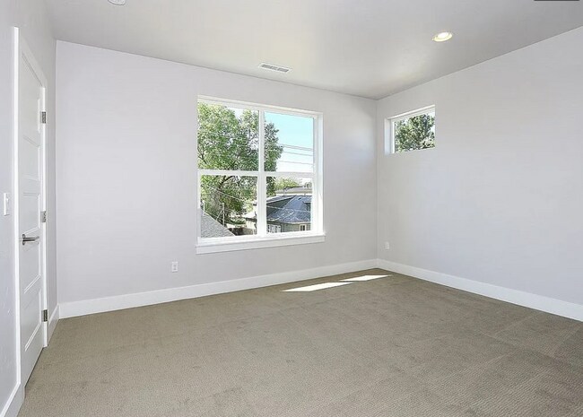 Building Photo - 2805 W Pleasanton Ave