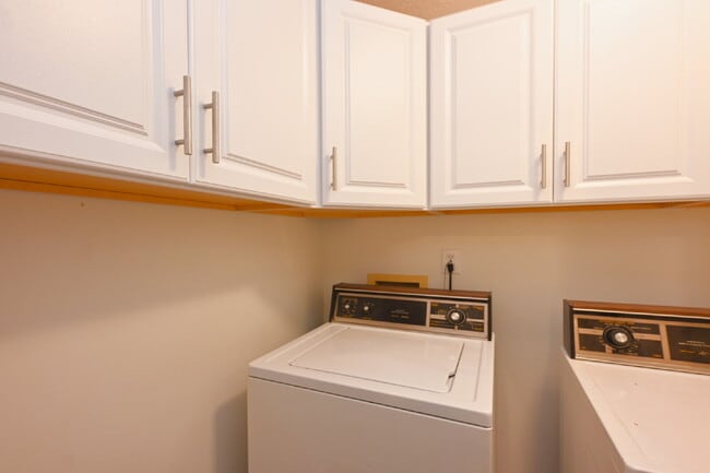 Building Photo - Car-free convenience! Modern 3 Bed Home Minutes from Downtown Gallatin