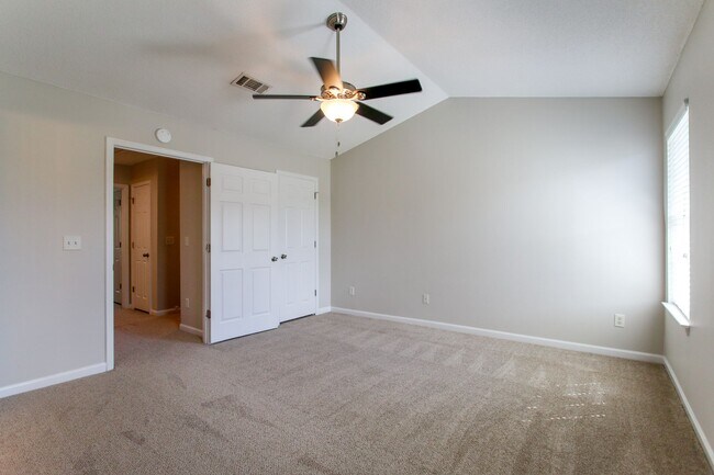Building Photo - Enjoy this beautifully updated 3 Bed/3 Bat...