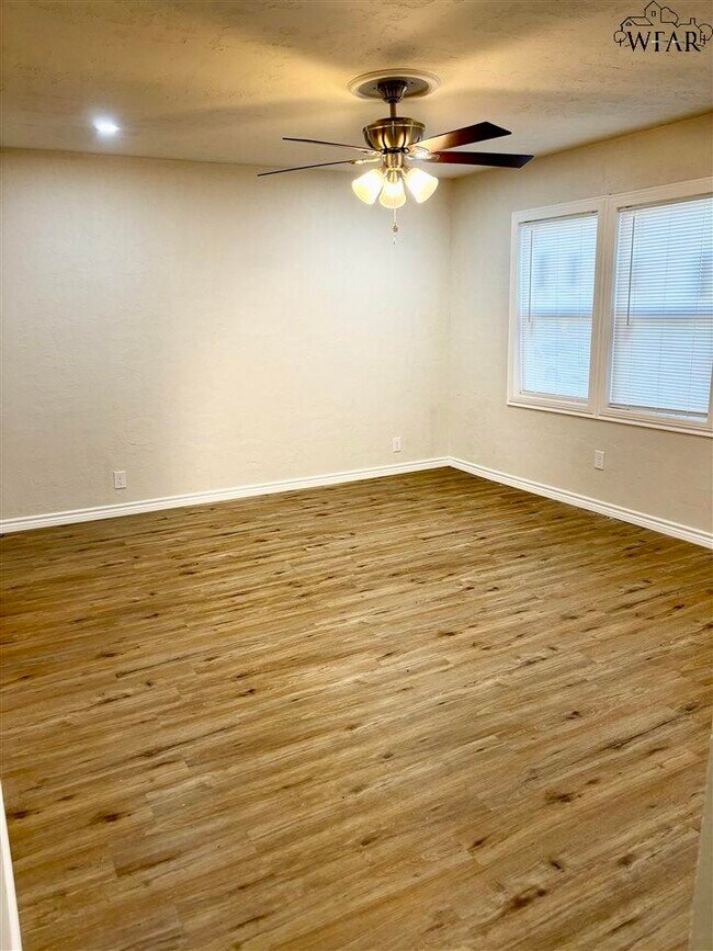 Building Photo - 1639 Best Blvd