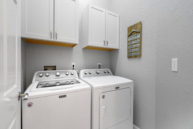 Building Photo - 4030 Laurelwood Ln