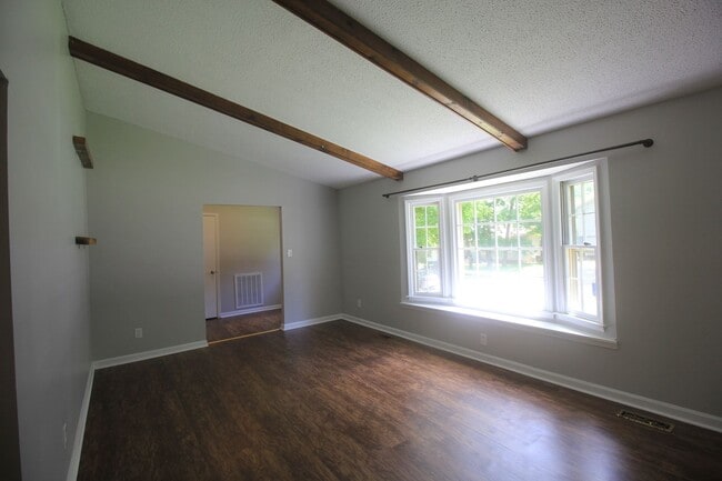 Building Photo - Move In Special!! 1/2 Off First Month's Re...