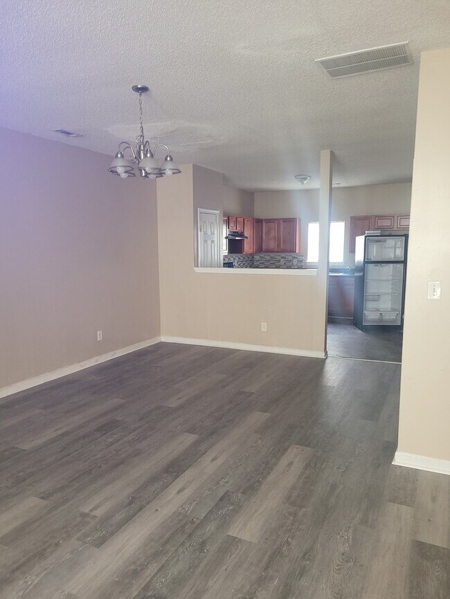 Building Photo - Four Bedroom Town Home Total Electric