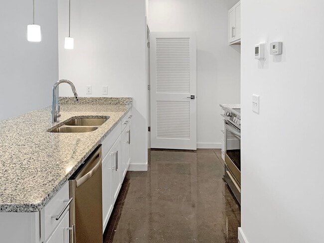 Building Photo - Modern 2 Bed, 2 Bath Condo with Fenced Yar...