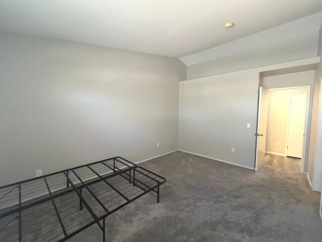 Building Photo - 2 bed, 2 bath condo located in gated community w/lush landscaping, 2 pools, spas, BBQ areas & clu...