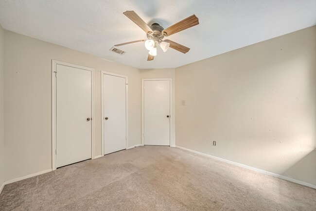 Building Photo - 3812 Redbud Dr