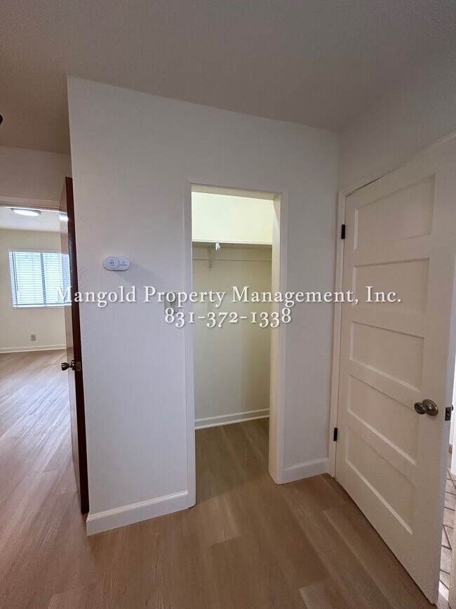 Building Photo - 842 Laine St