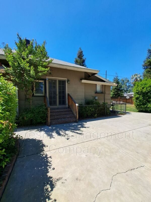 Building Photo - 827 E Dudley Ave