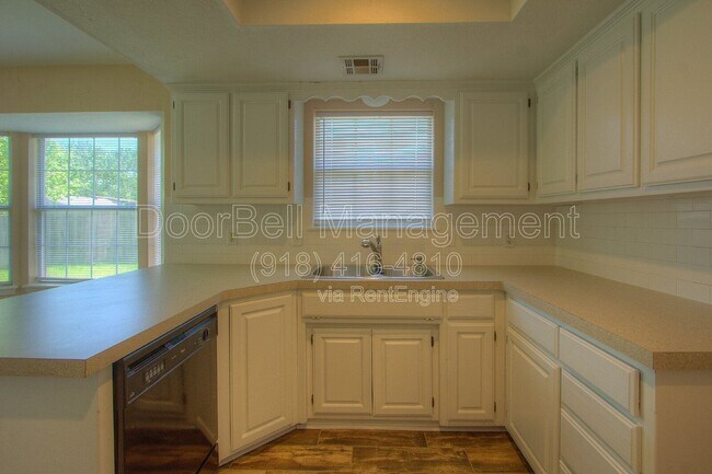 Building Photo - 2520 W Honolulu St