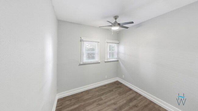 Building Photo - Renovated 2bd/1ba with huge kitchen & full...