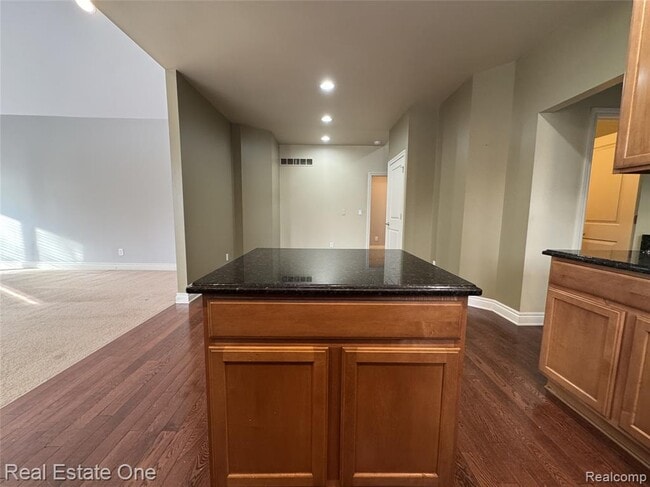 Building Photo - 1030 Oakwood Dr