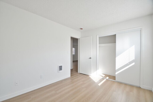 Building Photo - j125