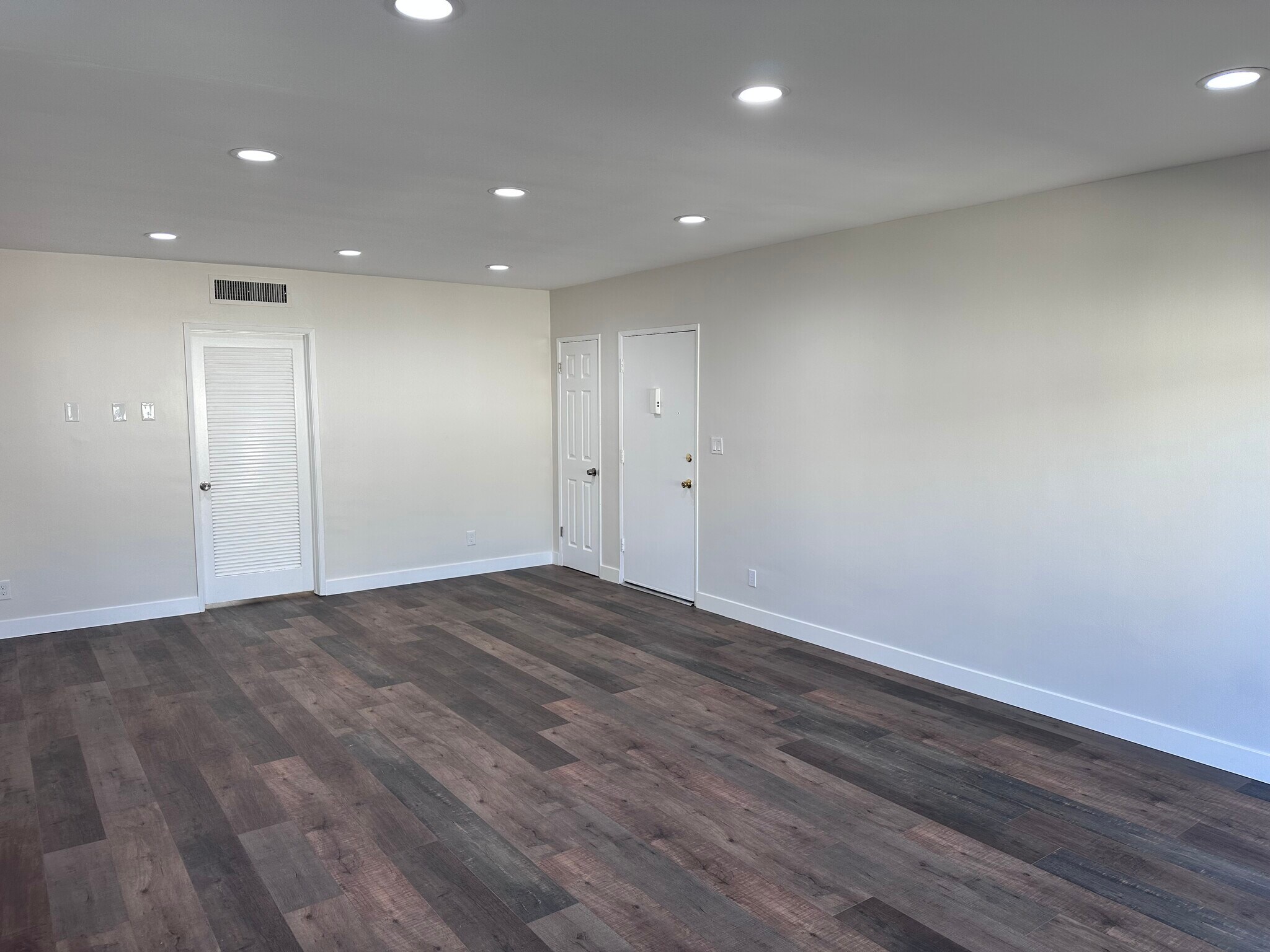 Building Photo - 5328 Newcastle Ave