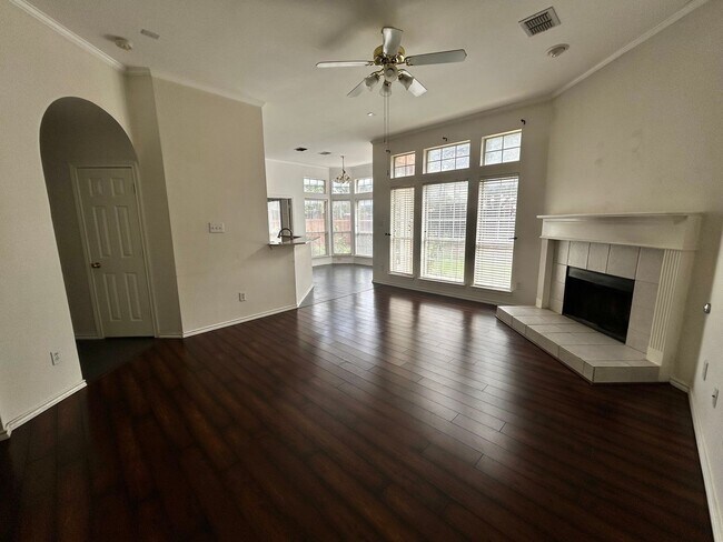 Building Photo - Spacious Home in BISD