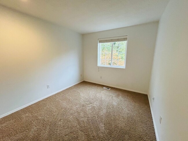 Building Photo - Adorable SW Portland Home Now Available