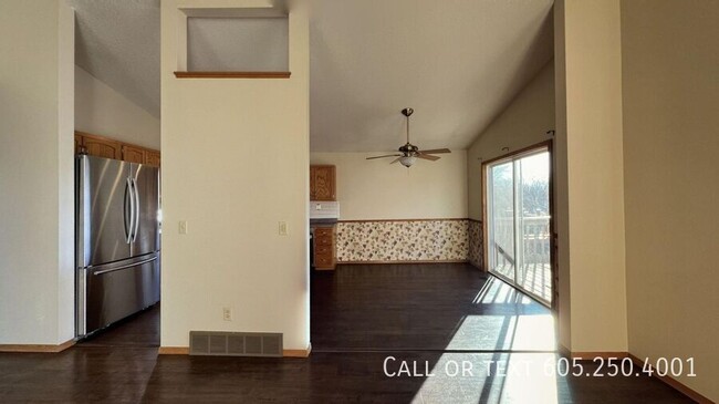 Building Photo - 4 Bed 2 Bath House with 2-stall attached g...