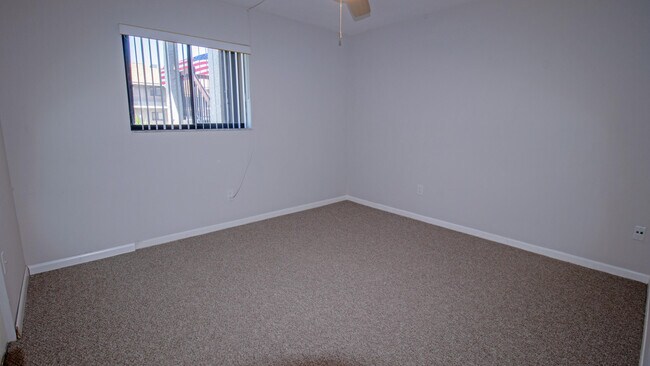 Building Photo - 1600 NE Dixie Hwy