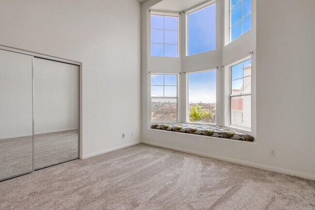 Building Photo - Available Now! Tri-Level 3 Bedroom 3.5 Bath Townhome!!