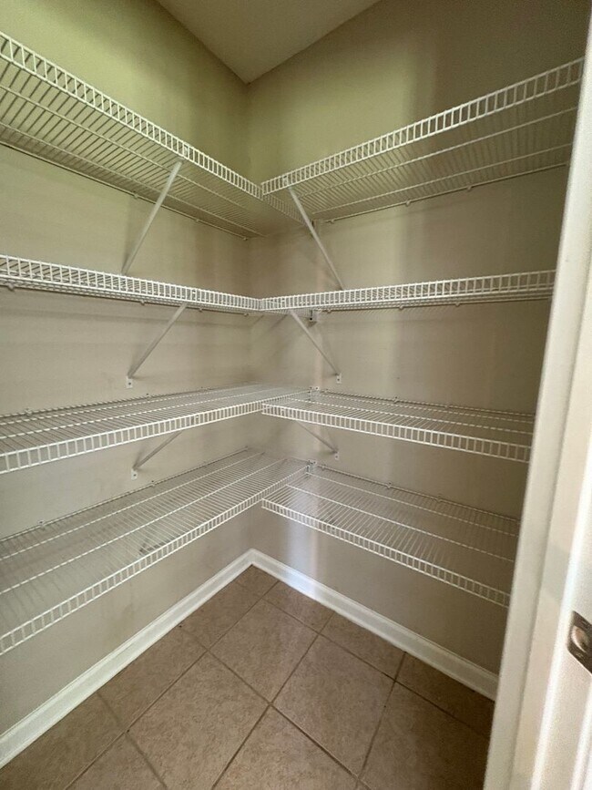 Building Photo - Hampton Place!