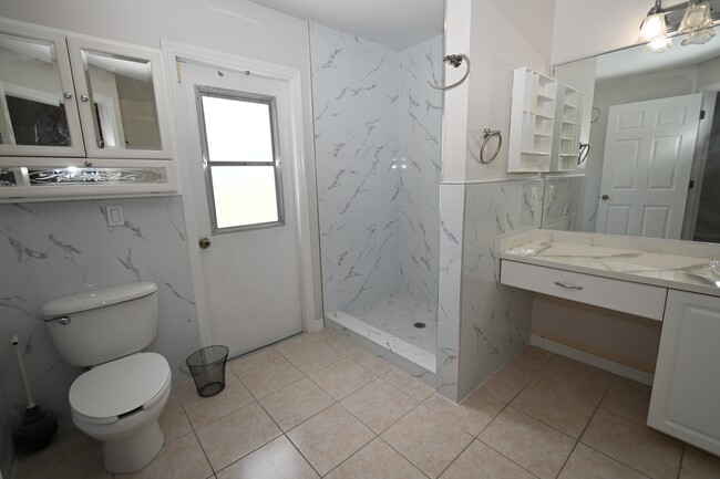 Building Photo - 136 SE 19th Ln