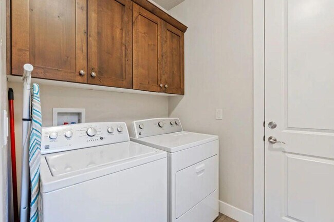 Building Photo - 3800 Paradise Vlg Dr