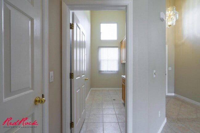 Building Photo - Comfortable 3-bedroom Home. Small Dog Frie...