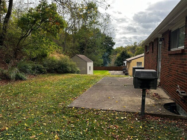 Building Photo - 3 Bed 1.5 Bath with an Additional Bedroom