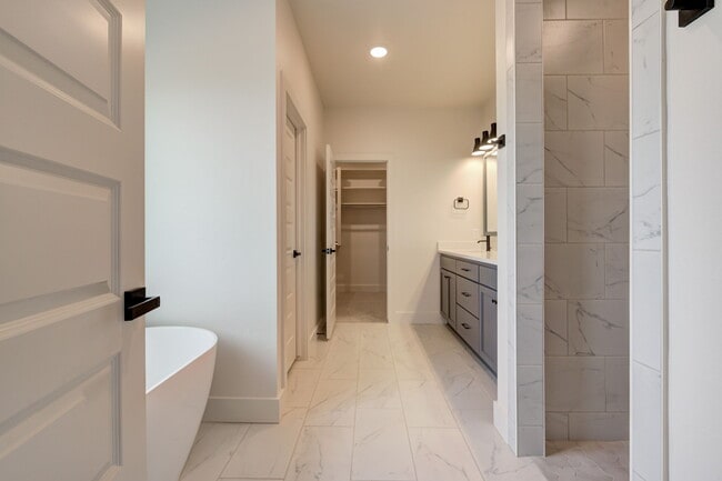 Building Photo - 6016 Kinnick Dr