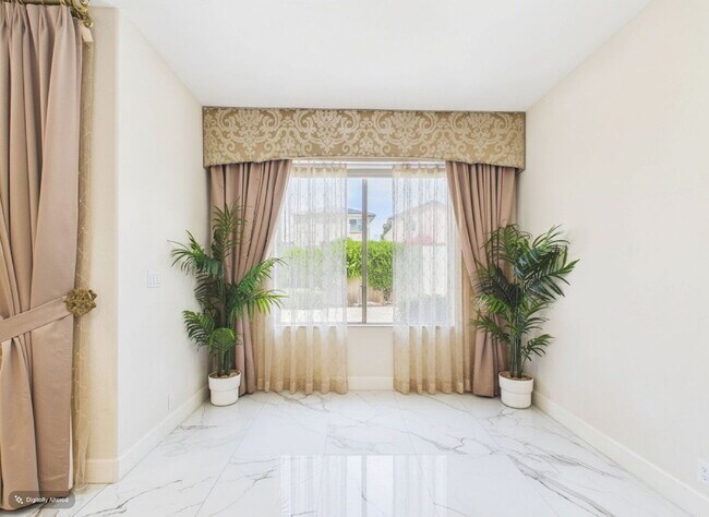 Building Photo - Luxury Awaits with Designer Details