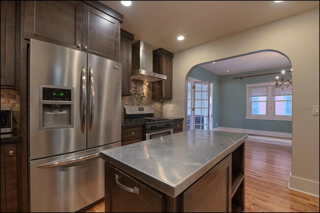 Building Photo - 1420 Hawthorne St