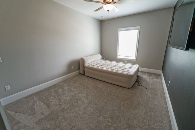 Building Photo - Available end of January in beautiful Summ...