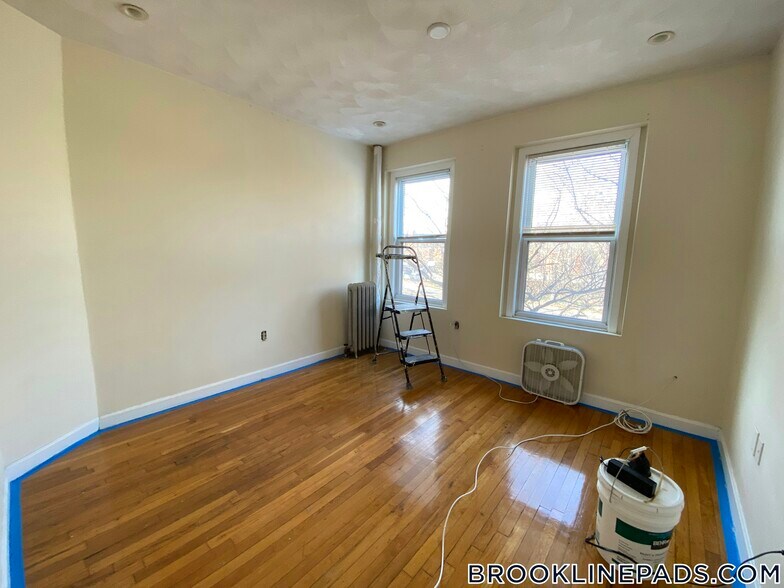 Building Photo - 352 Riverway
