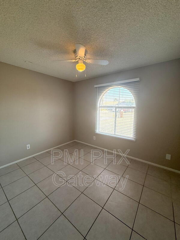 Building Photo - 1623 W Pampa Ave